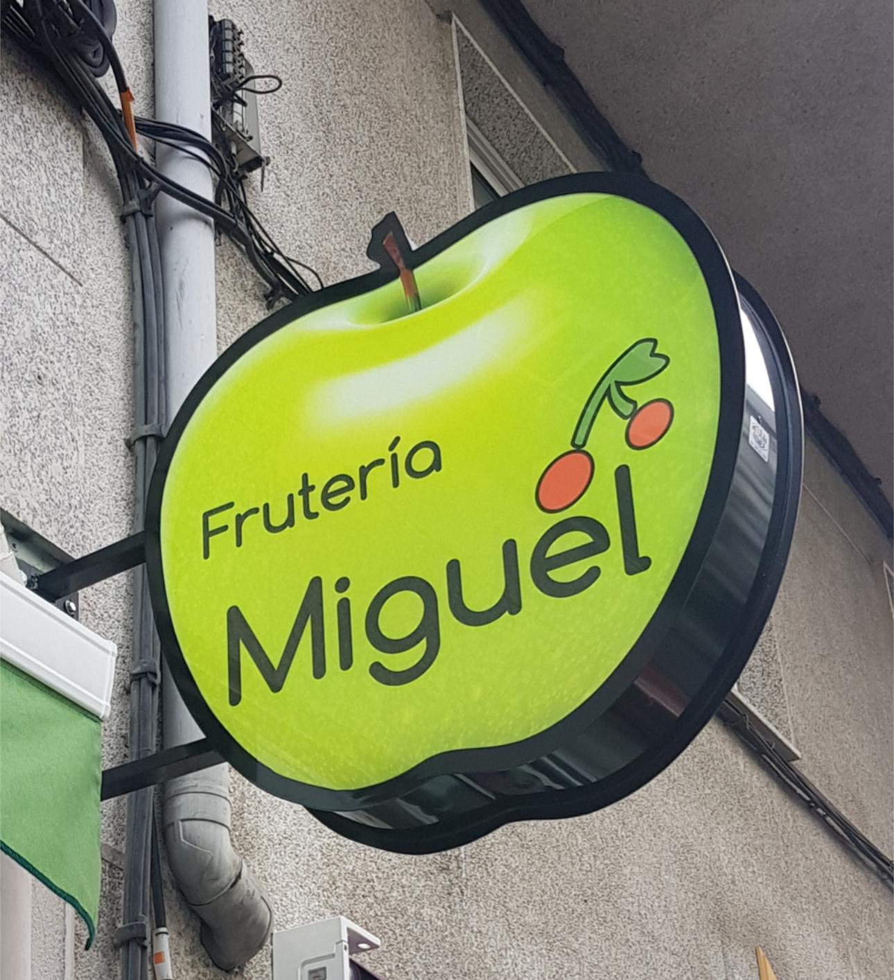 Frutería Miguel y manzana verde